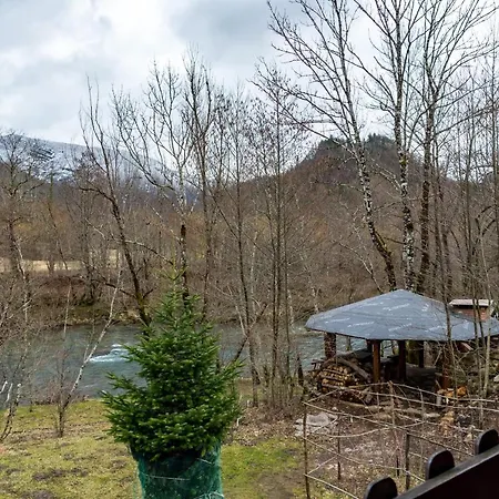 Riverside Alpehytte *