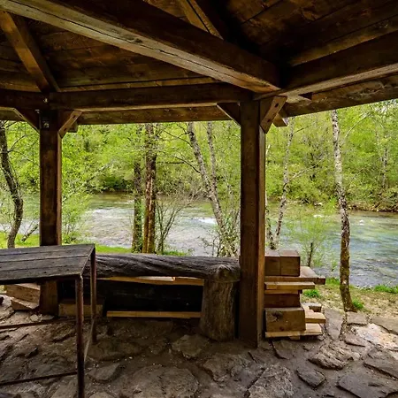 Riverside Alpehytte *